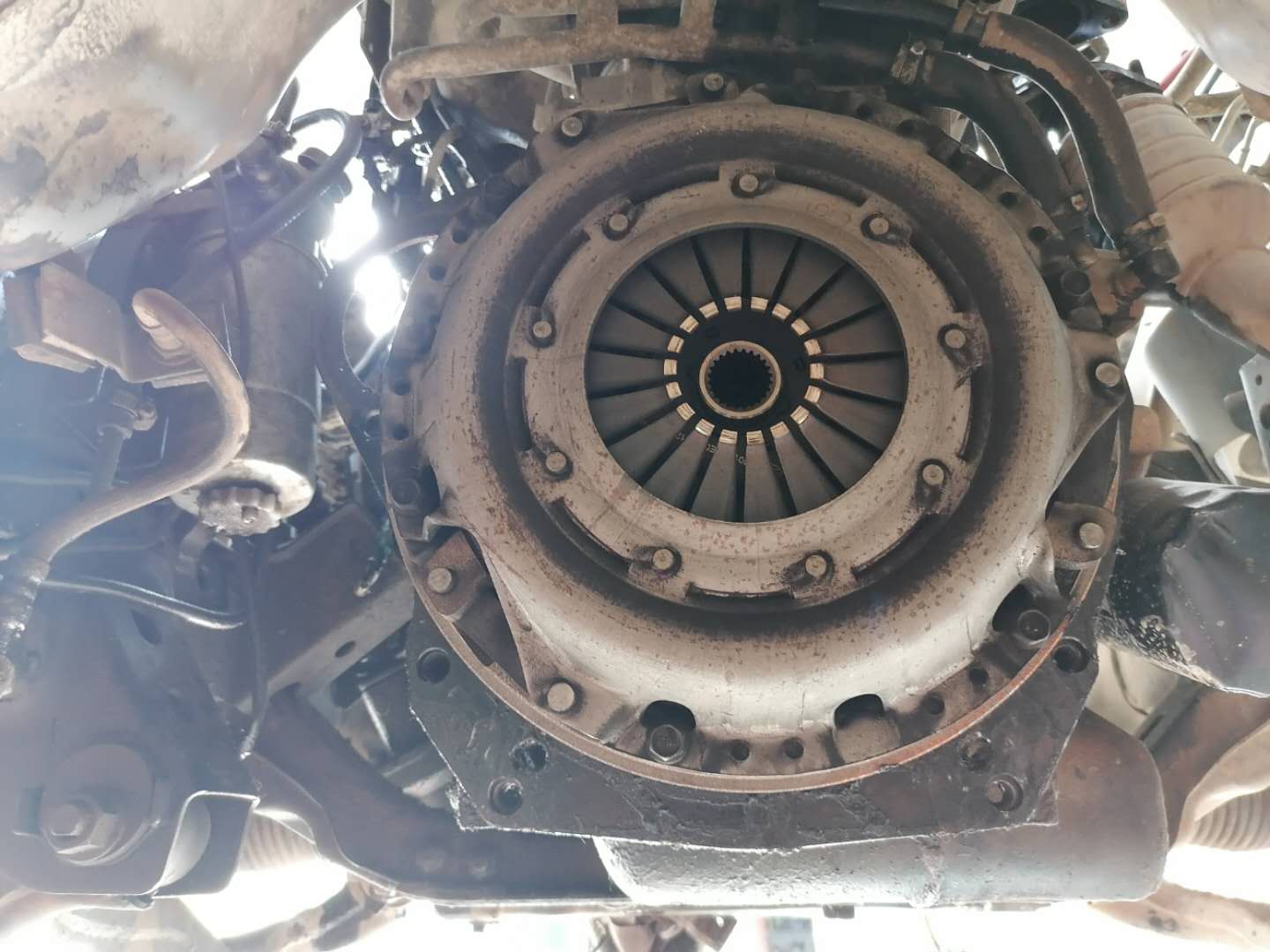 才跑4万公里货车烧机油怎么回事,发动机烧机油活塞发黑