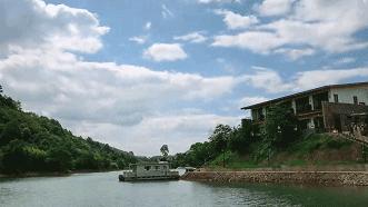 为钓鱼建房子,为了钓鱼在河边盖了房子