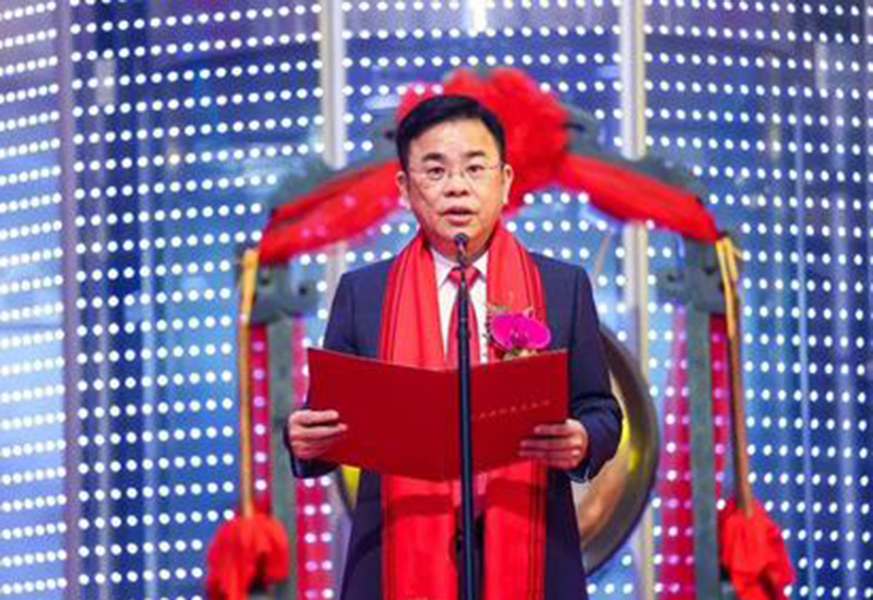 这个广东潮汕小伙,担下即将倒闭的饮料厂,如今做到年入百亿