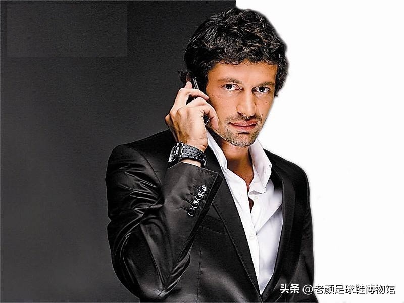 1600万欧的米兰左后卫，被伊布弄的身败名裂，退役半年当选副总理