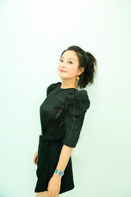 赵薇也换了个发型,梳了一个大背头,显成熟又英气十足!