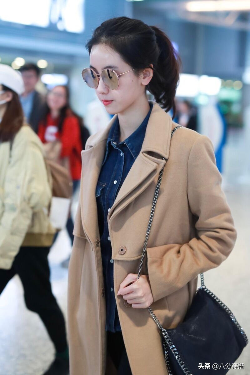 陈都灵纯色披肩发上衣温柔,陈都灵穿搭牛奶裤上衣纯色优雅风