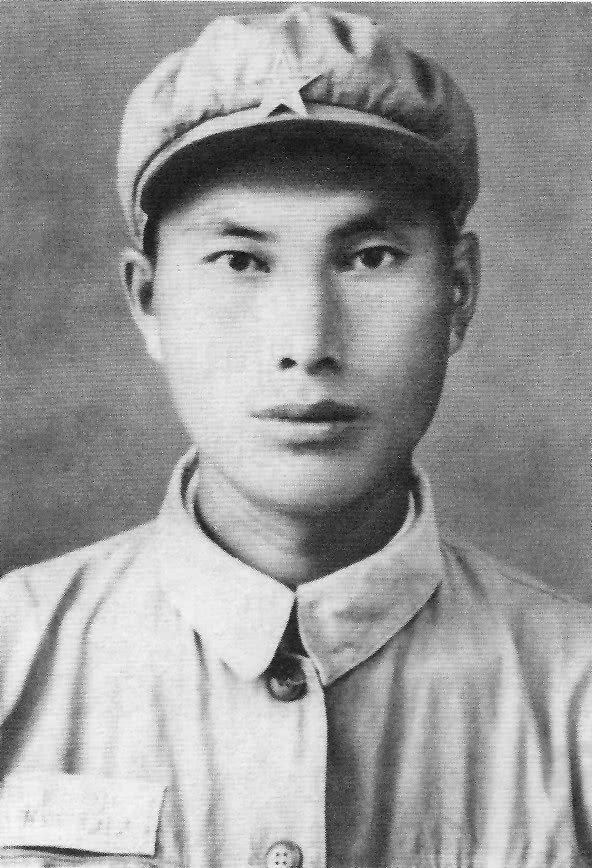 25岁小参谋第一次见到彭德怀就得一绰号，40年后成军委副主席