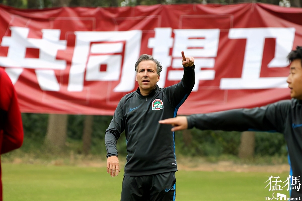 建业队员哈维尔去哪了,建业主帅哈维尔再给球员训话