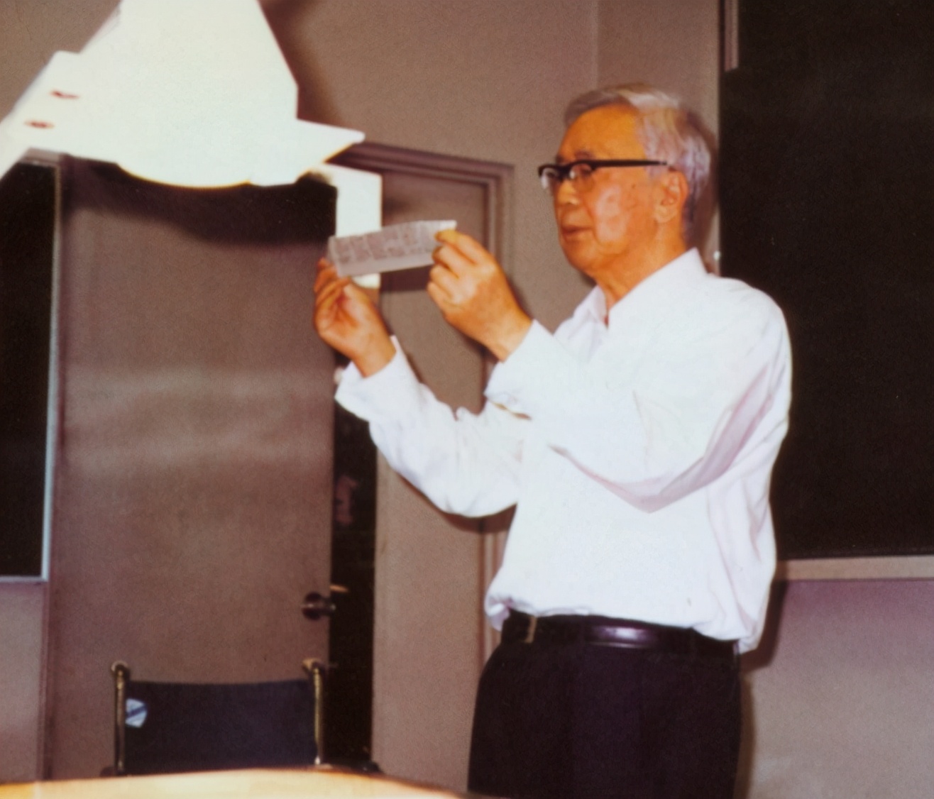 为什么华罗庚数学这么好,自学成才的数学大师华罗庚