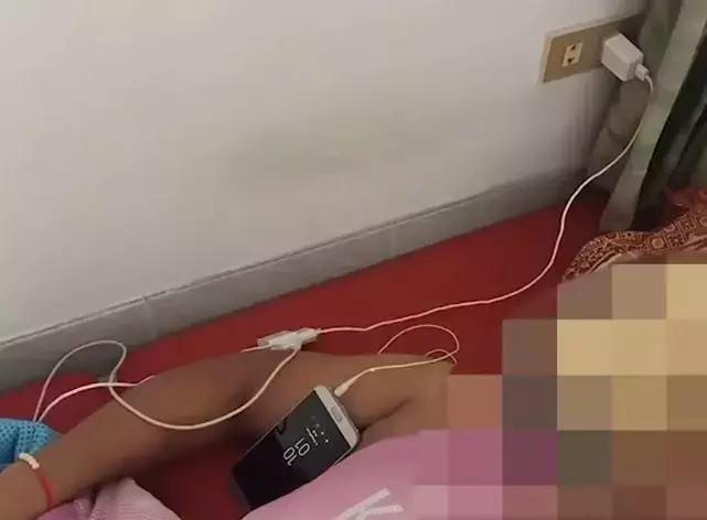 男子晚上给手机充电被电,男子边玩手机边充电