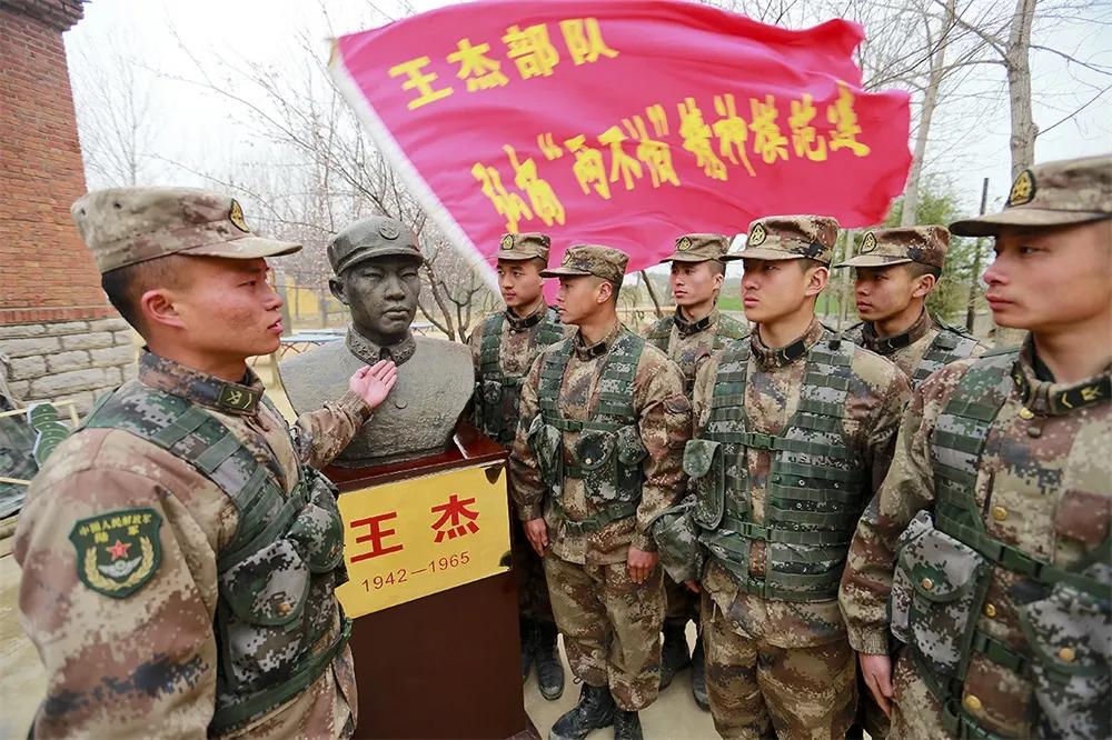 弘扬雷锋精神争当时代楷模,王杰两不怕战斗精神事迹视频