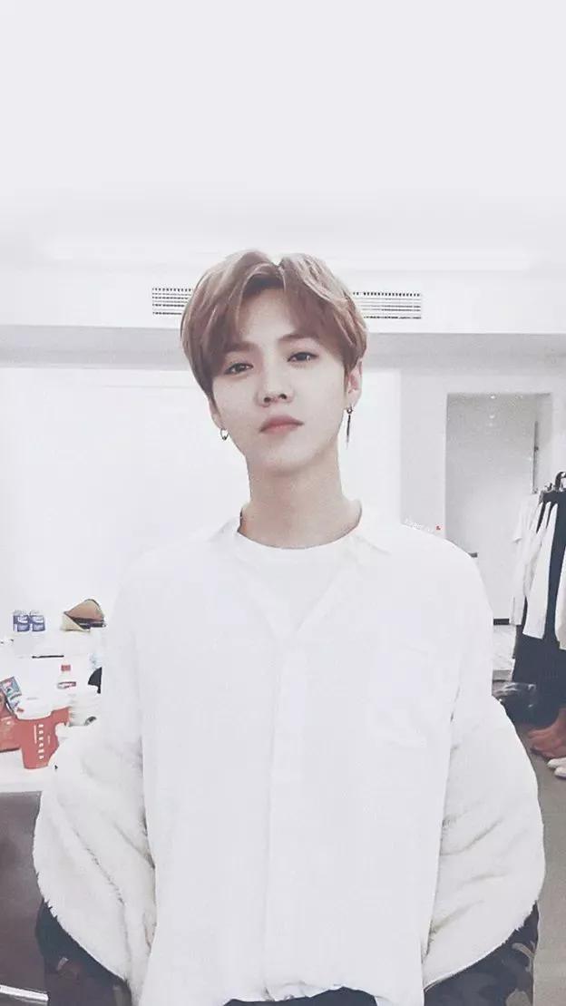 鹿晗壁纸‖“所有苦难与背负尽头，都是行云流水般的此世光明”