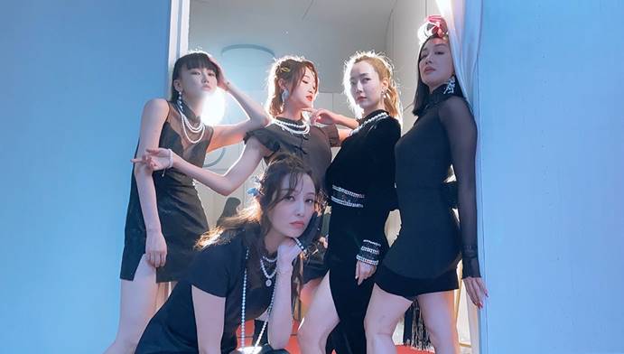 乘风破浪的姐姐出场,乘风队服