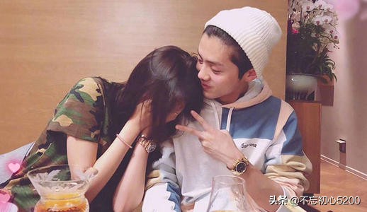 关晓彤晒情侣照鹿晗一脸宠溺,关晓彤鹿晗晒亲吻照