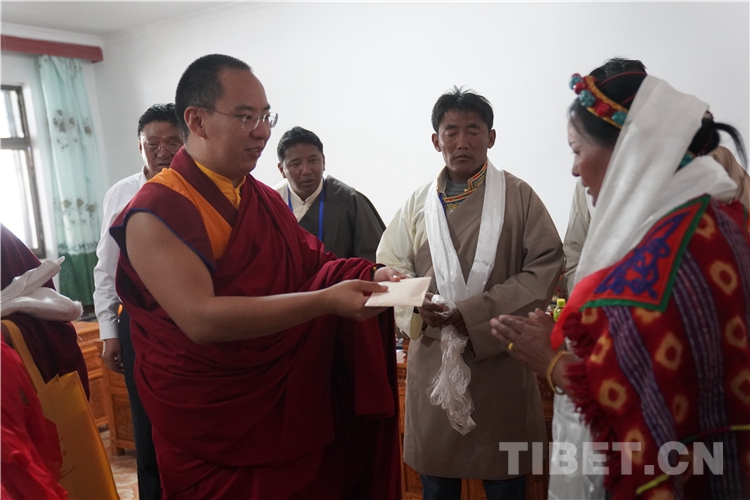 十一世班禅在托林寺为信教群众举行长寿灌顶法会