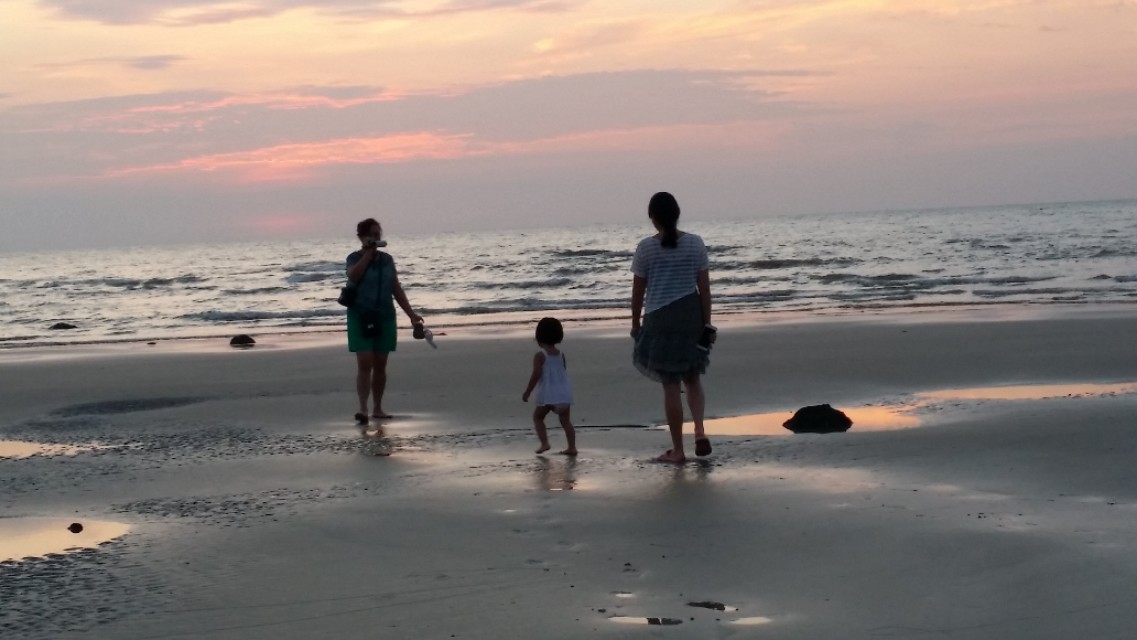 带着孙女去海边,奶奶带着小孙女在北海涠洲岛玩