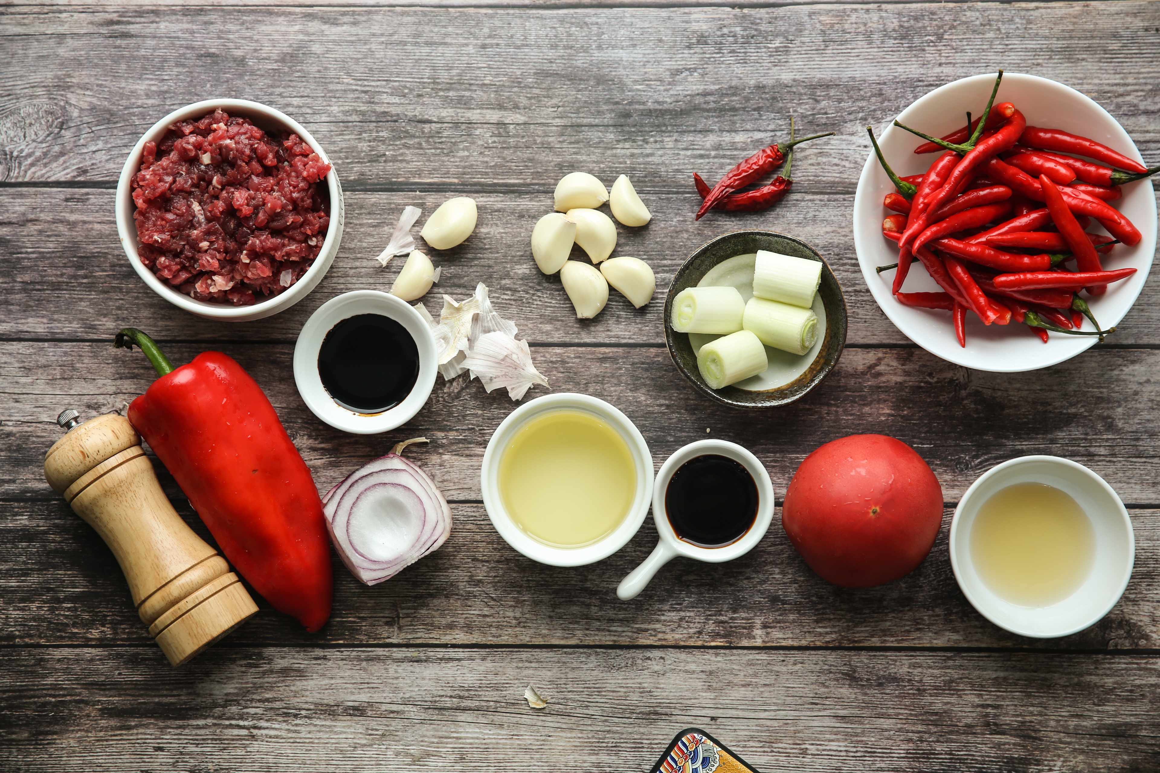 家里的牛肉酱用什么装,家庭自制香辣牛肉酱里面放蒜吗