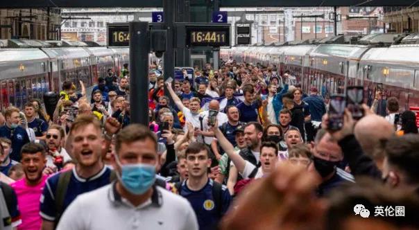 街头斗殴、醉酒裸奔...一大波短裙男子不顾警告涌入伦敦