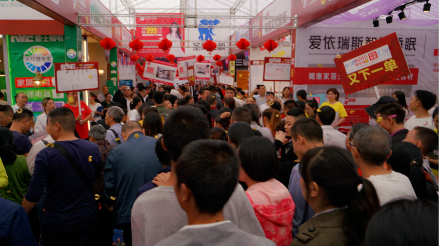 团购火爆场面,家居建材抢购会