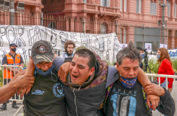 马拉多纳去世球迷落泪,马拉多纳去世各国球迷的反应