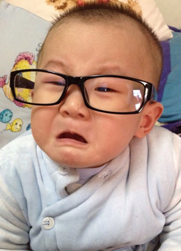 给宝宝转奶一直哭闹,给宝宝转奶现在啥奶也不喝了