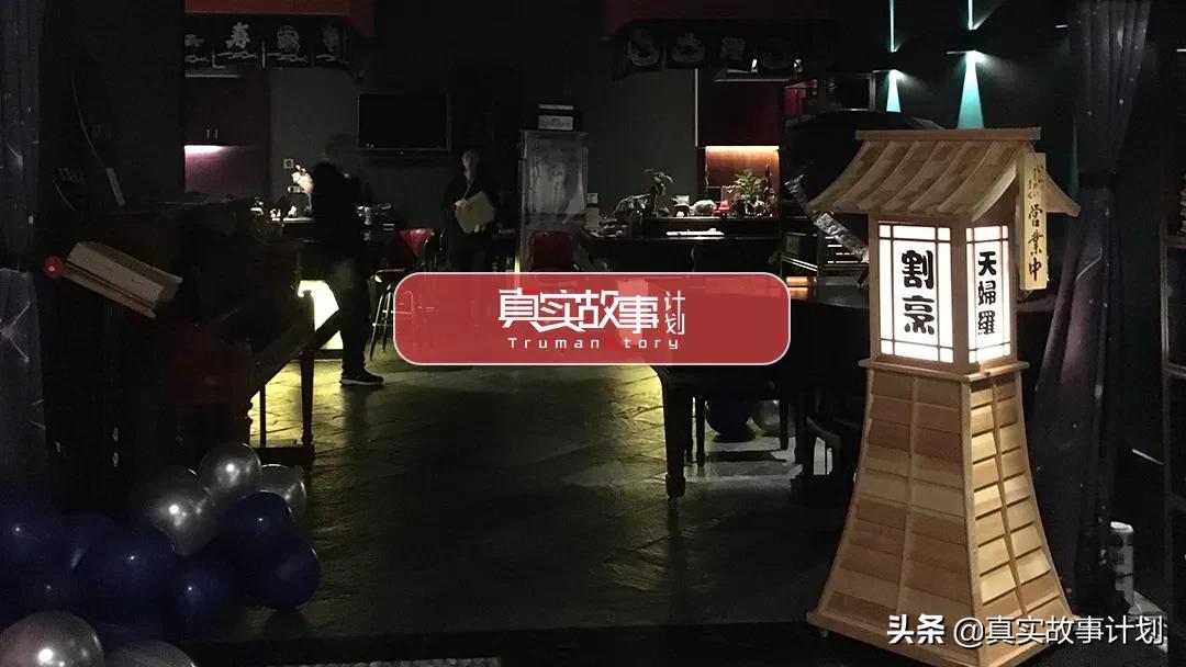 北京西单盲人餐厅：店员为残疾人士，食客在黑暗中接吻、求婚