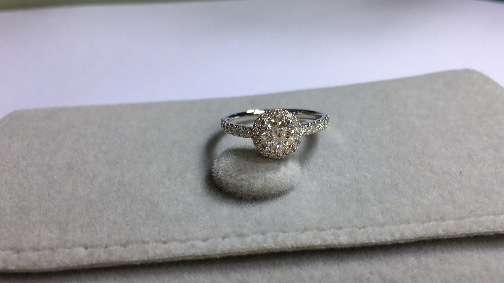 结婚钻戒预算多少合适？2万元在不同品牌能买到什么样的钻戒