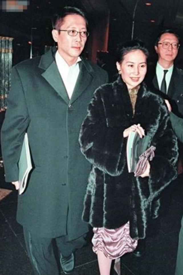 许晋亨何超琼李嘉欣怎么回事,许晋亨对待何超琼和李嘉欣区别