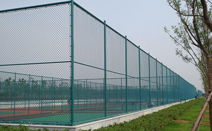 球场围网体育场护栏施工现场视频,体育场围网安装教学