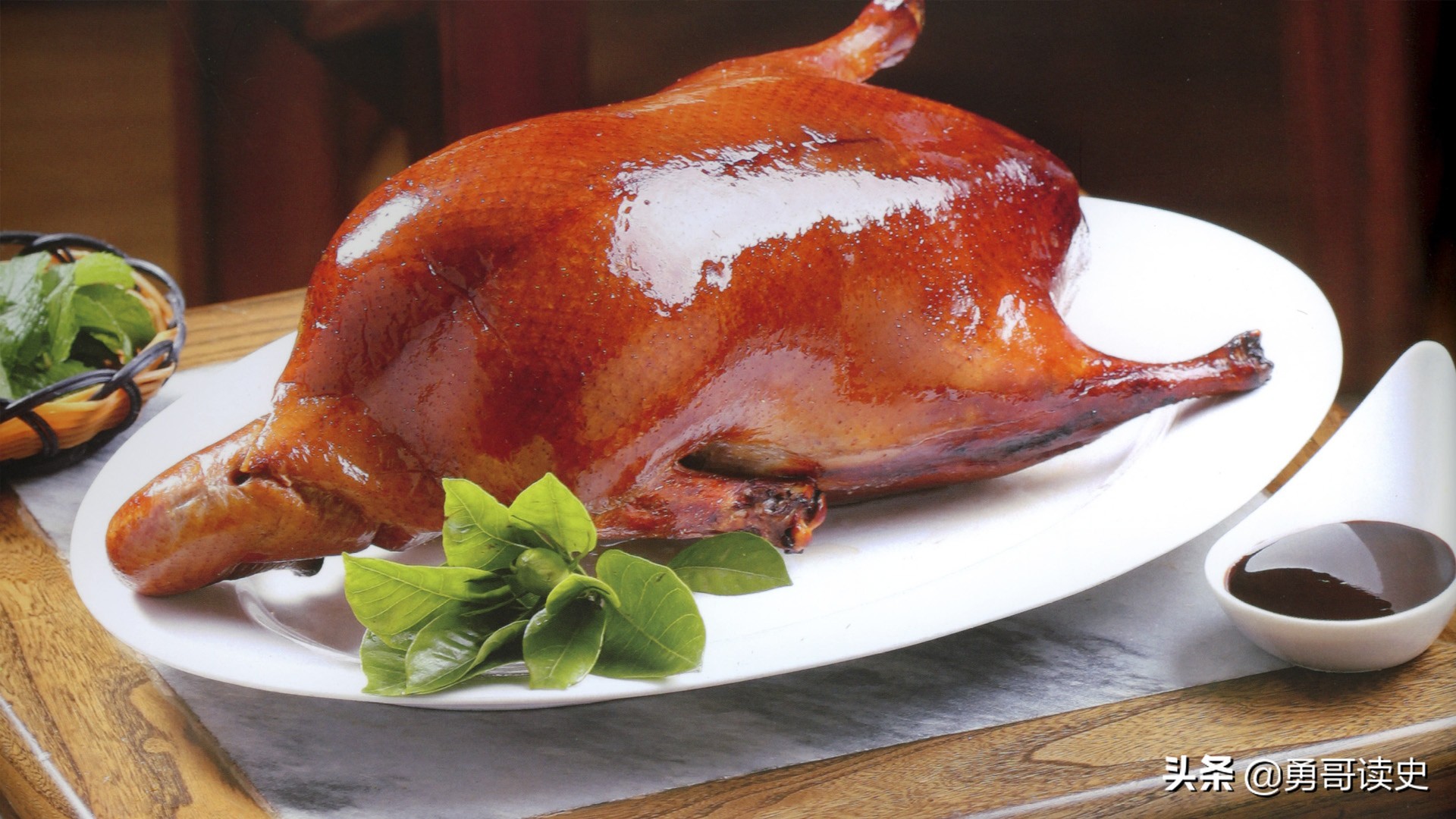 北京有哪三宝？景泰蓝，象牙雕，北京烤鸭呱呱叫