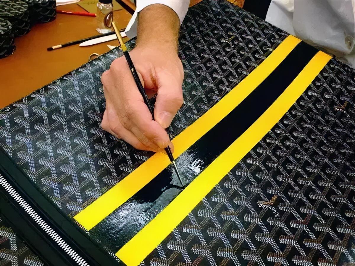 用“沉默”代言的rapper时尚爱物，“人间种草机”王菲超爱背的包