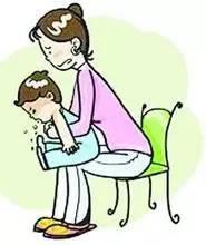 宝宝误吞弹珠有6天了还没拉出来,女童弹珠卡喉妈妈海姆立克急救法