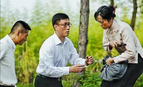 潜伏首播是哪一年,潜伏电视剧中真正的逃犯是谁