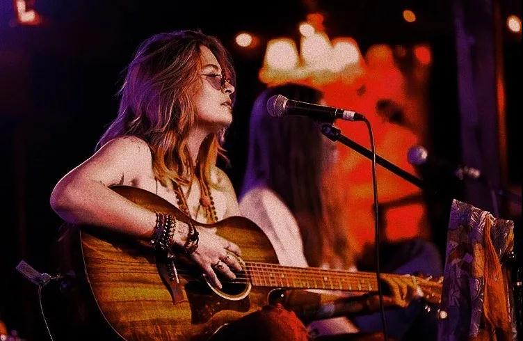 2009年，因父亲杰克逊去世遭受“非议”的帕里斯，今22岁卷土重来