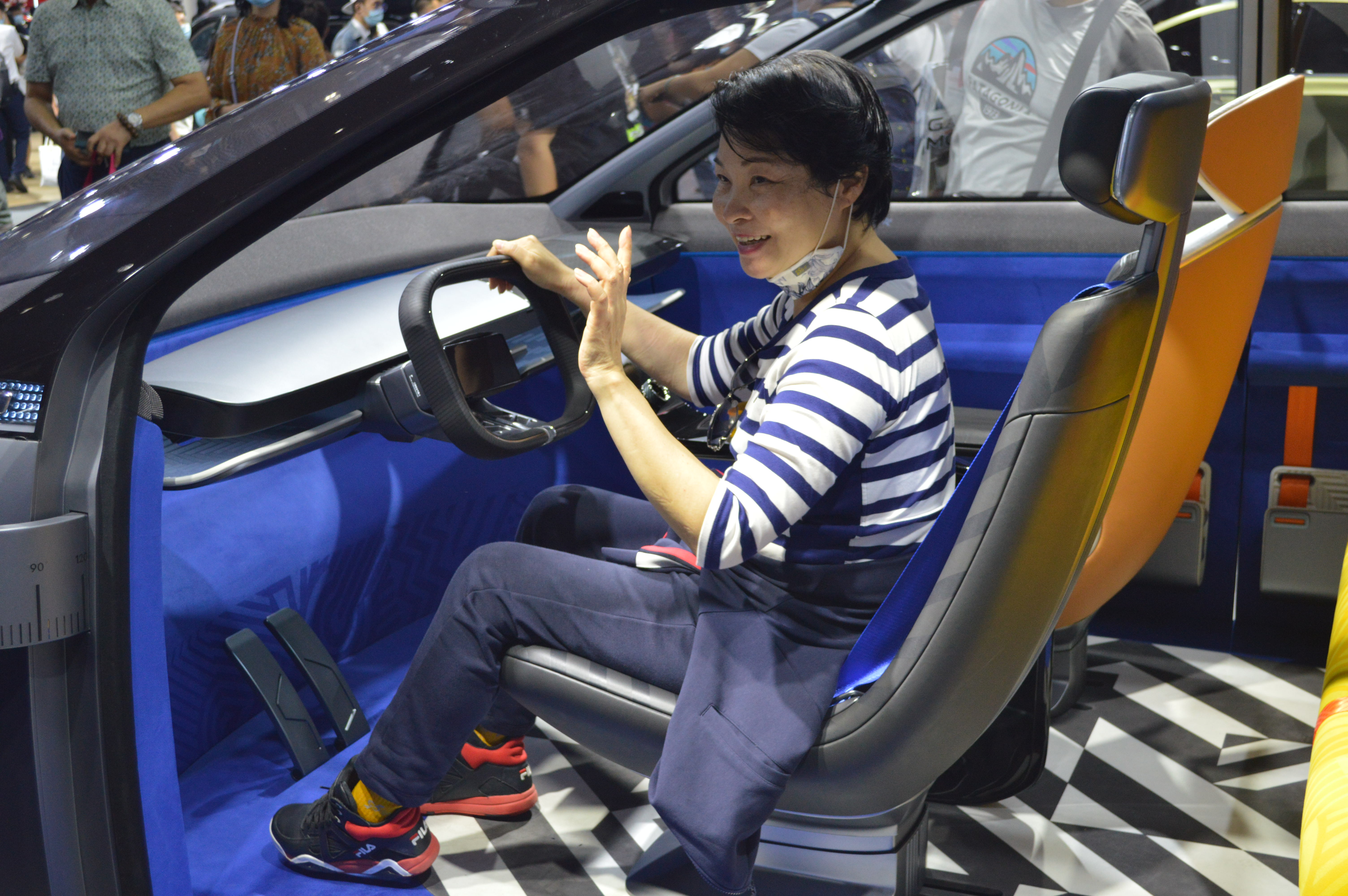 广州车展车模小姐姐,2019上海国际车展广汽传祺车模