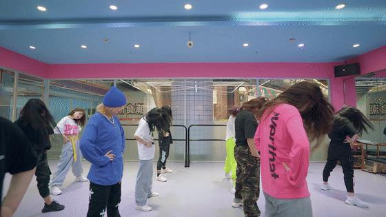 甩头基本功练习动作,零基础学跳甩头舞