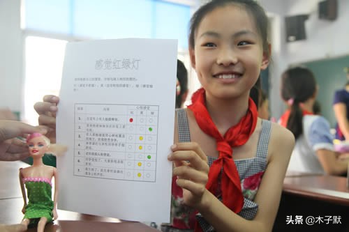 教9岁孩子怀孕知识，家长吐槽：女儿还小，但坏人却从来不嫌她小