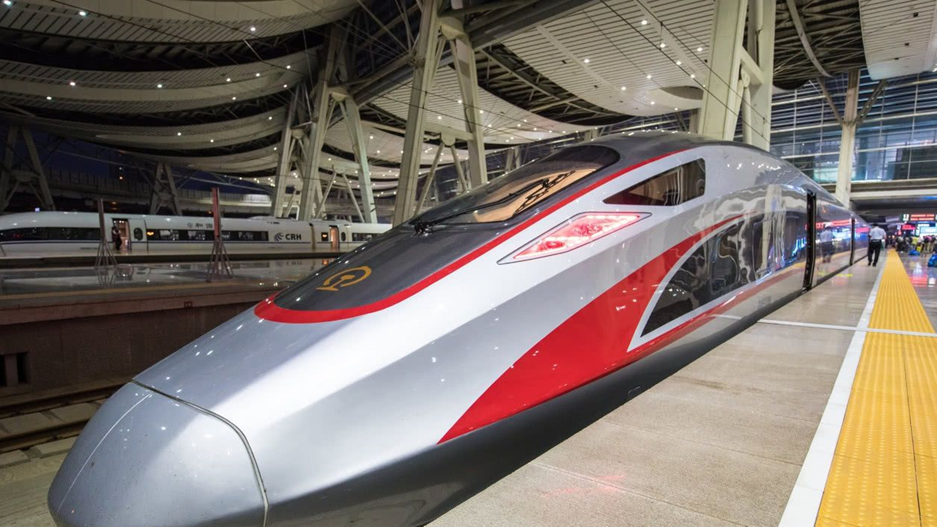 高铁驾驶室如何操控高铁,高铁速度那么快驾驶员如何驾驭