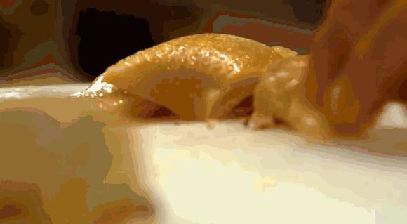 为啥别人倒茶要敲茶杯一下,为什么别人倒酒倒茶要敲两下