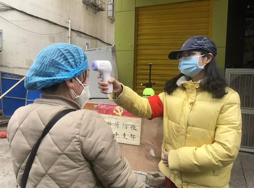 战疫社区志愿者故事,战疫故事医警夫妻档爱与坚守同在