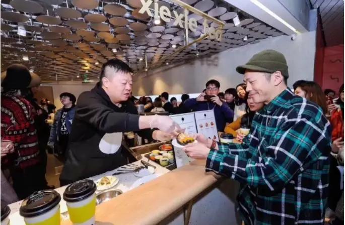 开奶茶店的不止王俊凯!为什么明星都钟爱开一家奶茶店?