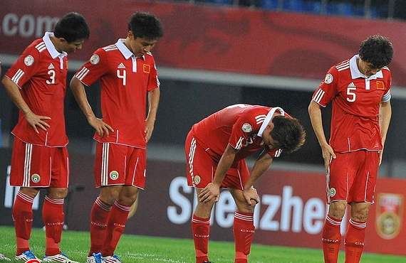 散步帝躲球哥,国足散步帝