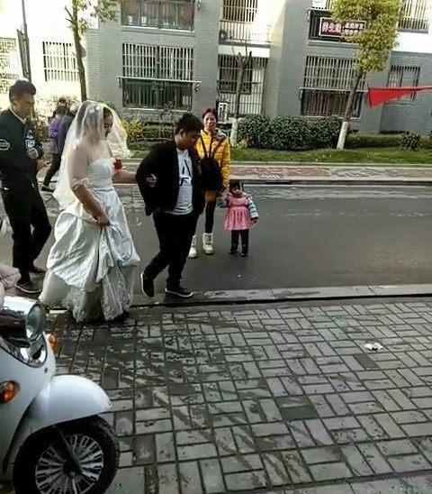 大喜之日，新娘和新郎看到这东西竟然打了起来，到底为什么呢？