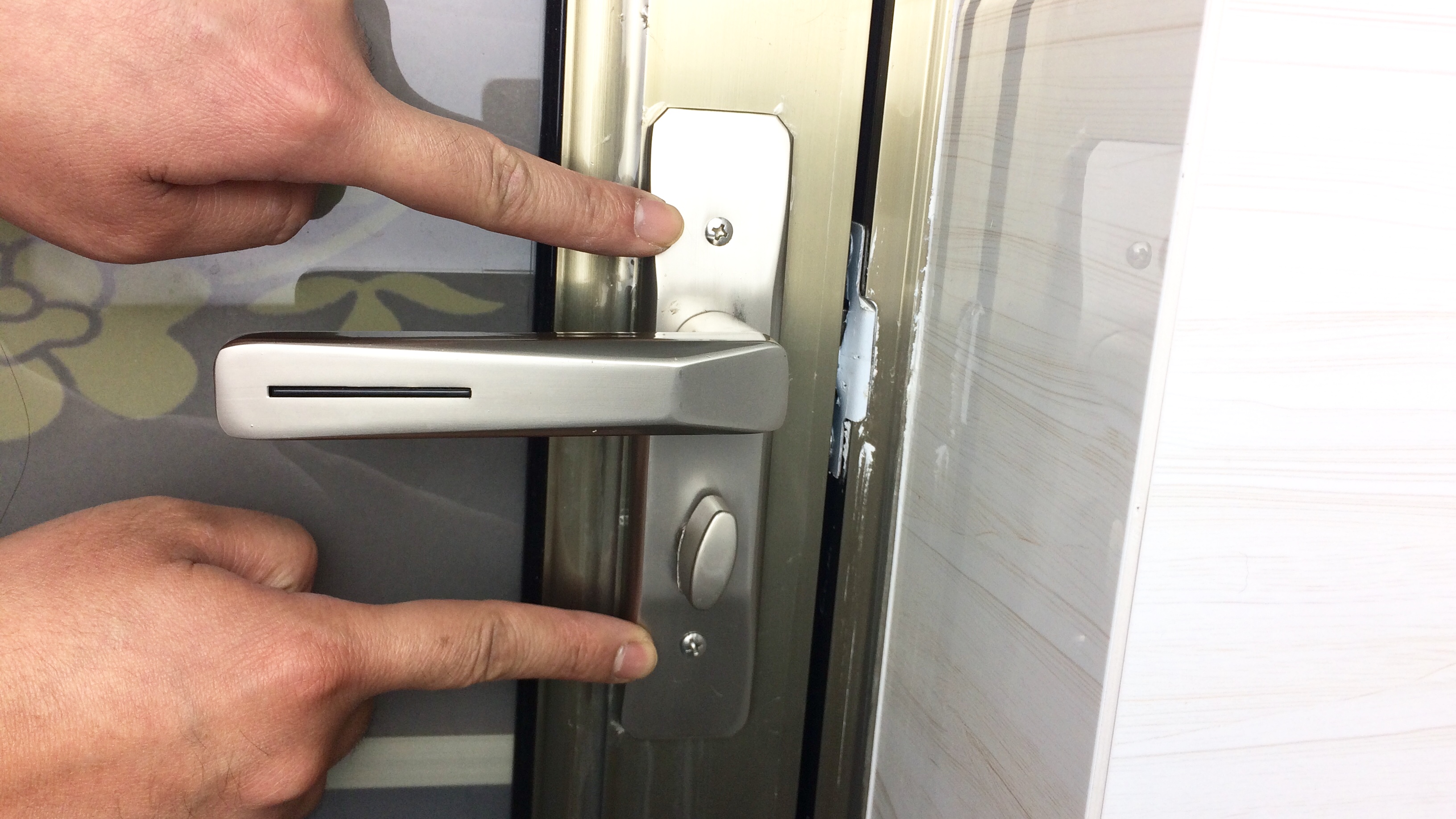 门把手松动拆不下来,门把手松动可以修吗