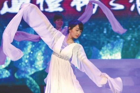 周冬雨谈父母哭了,周冬雨少年的你落泪