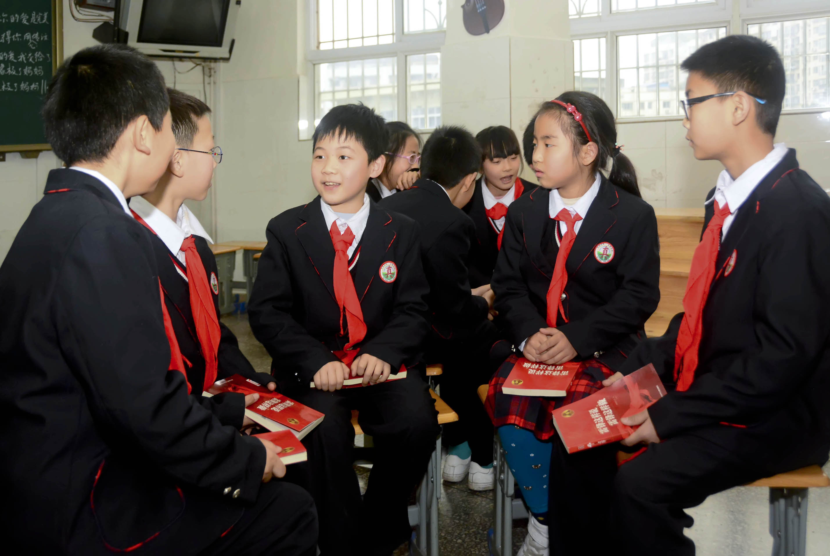 巴州区三小:三月春风暖人心雷锋精神照我行