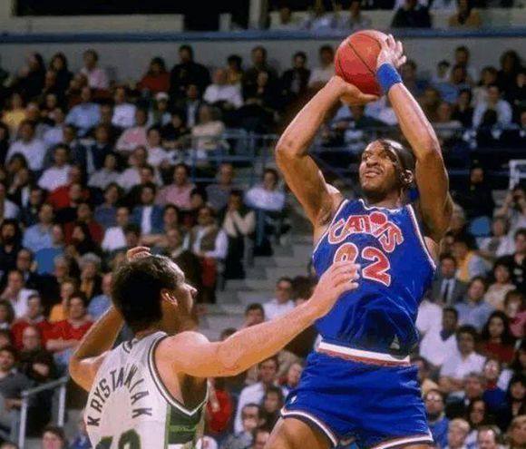 刚加盟湖人队的詹姆斯,刚刚加入球队就拿到冠军