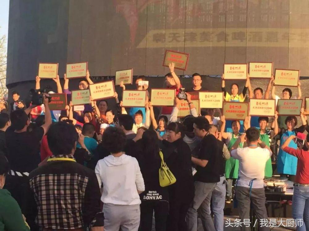 煎饼果子的正宗做法，一个20块钱都不贵，每天排队30分钟才能买到