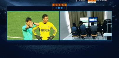 中超比赛角旗杆断裂,球员自己维修!网友:可以入选2018感动中国