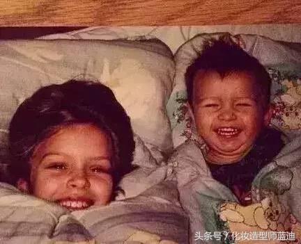 她是成长在同性家庭的试管婴儿，凭满满正能量成为维密“新一姐”