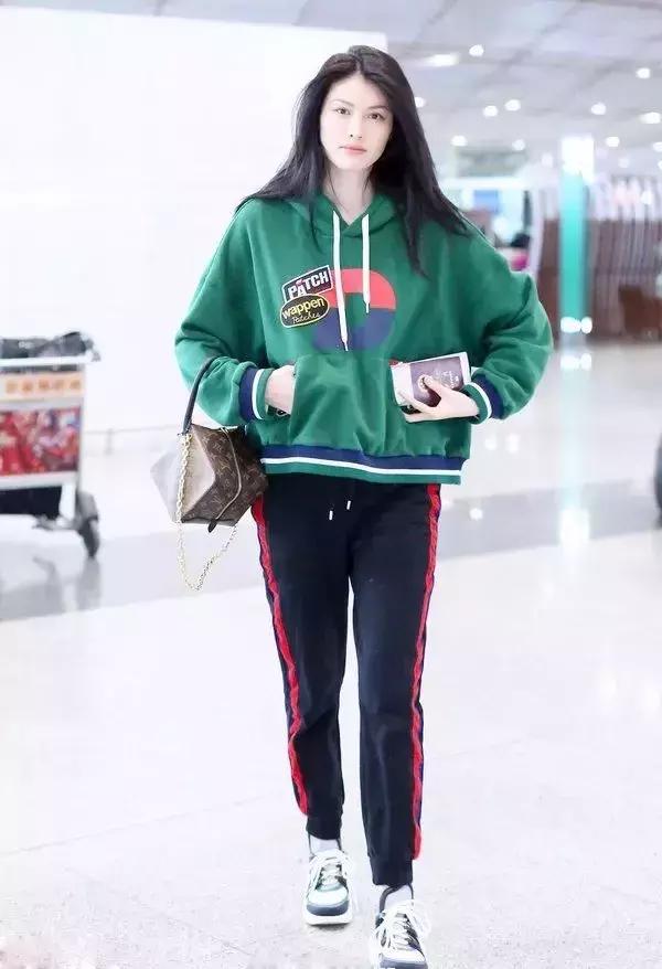 杨幂同款卫衣穿搭,杨幂同款卫衣如何搭配