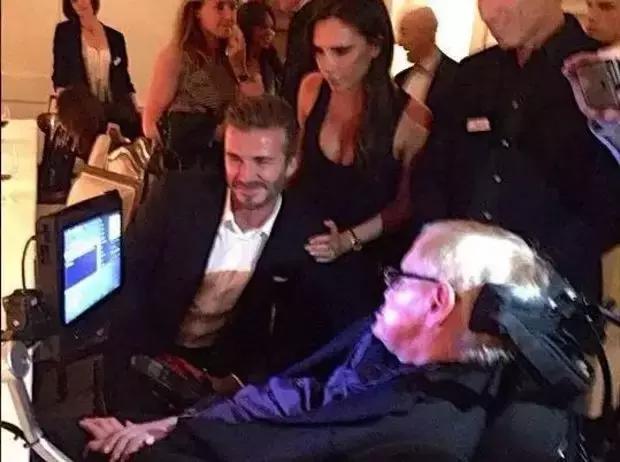 霍金的足球情缘：曾为英格兰队操碎心，赞小贝和他一样伟大