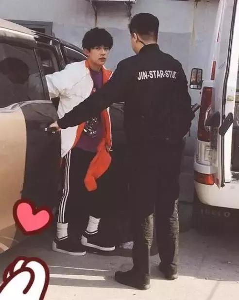 鹿晗关晓彤王源王俊凯易烊千玺,王俊凯王源易烊千玺鹿晗哭的样子