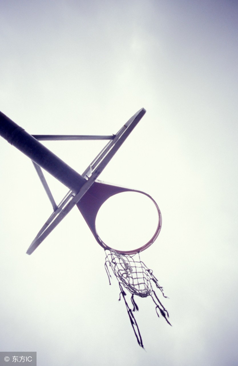 微风弯月牙，白墙简笔画；花有重开时，人无再少年！